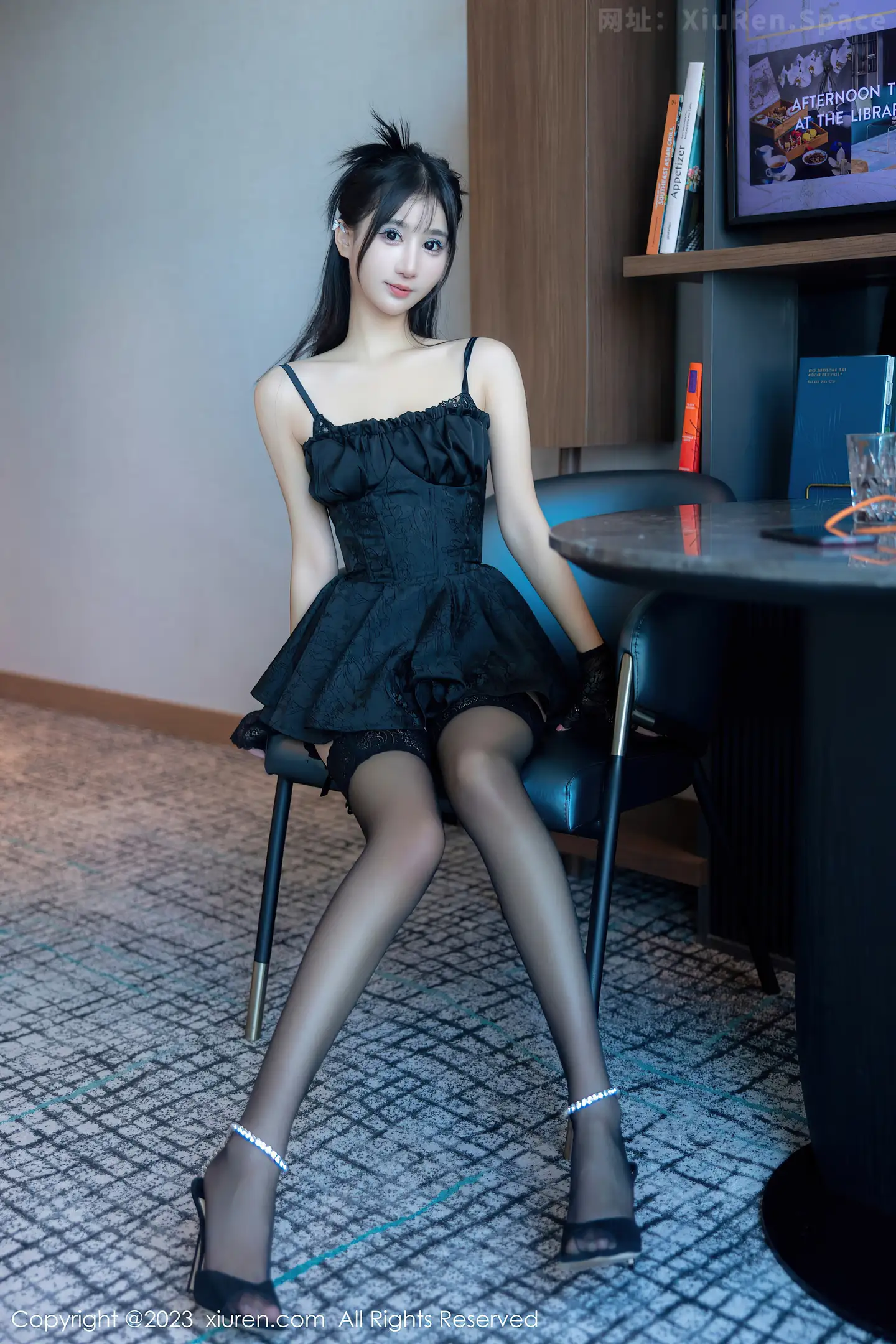 图片[4]-[XiuRen秀人网]2023.04.03 NO.6516 小果冻儿 黑色吊带小礼裙与蕾丝内衣加黑丝美腿性感私房写真集-秀人网官方网站